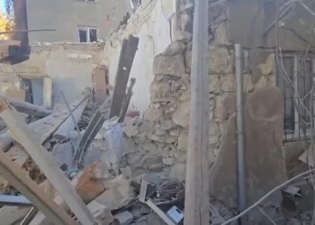 Под завалами разрушенного дома в Луганске нашли погибшую женщину