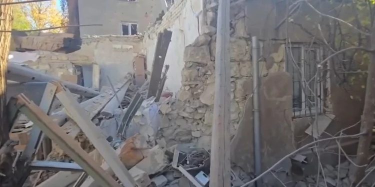 Под завалами разрушенного дома в Луганске нашли погибшую женщину
