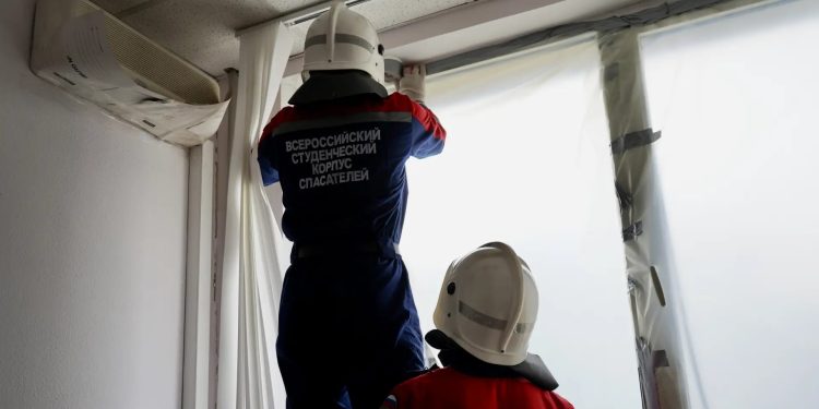 67 окон и 4000 кубометров мусора: добровольцы оперативно ликвидируют последствия удара по Луганску