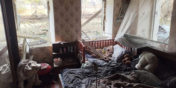 Трое детей среди пострадавших: за сутки под обстрелами ЛНР ранены шесть человек