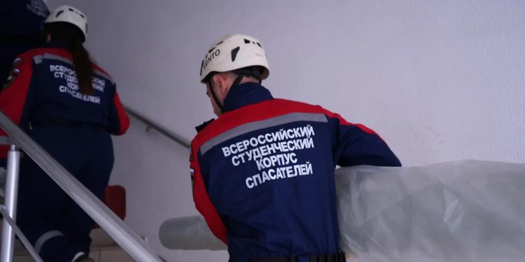 67 окон и 4000 кубометров мусора: добровольцы оперативно ликвидируют последствия удара по Луганску
