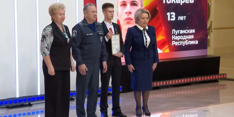 🚨 Вынес друга с минного поля: школьник из Луганска получил медаль «За спасение погибавших»