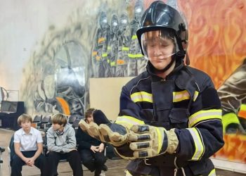 Школьники Луганска учатся тушить пожары и оказывать первую помощь
