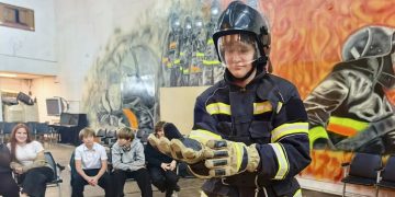 Школьники Луганска учатся тушить пожары и оказывать первую помощь
