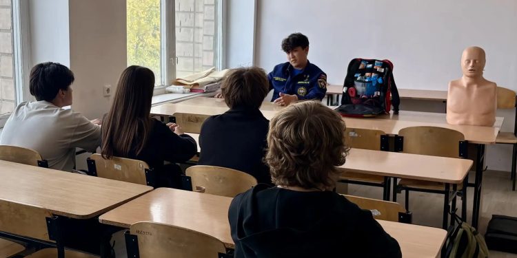 Школьники Луганска учатся тушить пожары и оказывать первую помощь