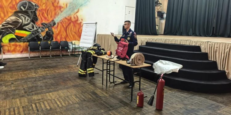Школьники Луганска учатся тушить пожары и оказывать первую помощь